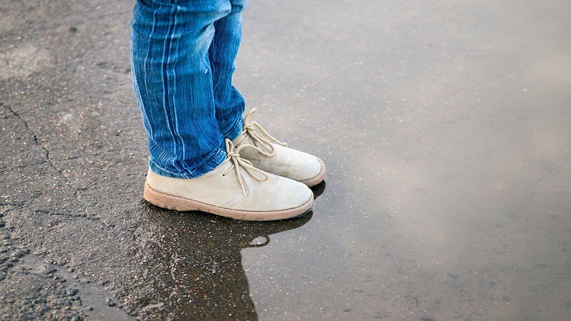 can you wear suede shoes in the rain